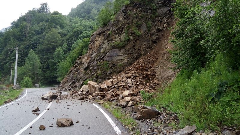 ATENȚIE! Cad stânci pe DN2D la Lepșa! Circulația a fost întreruptă pe un sens