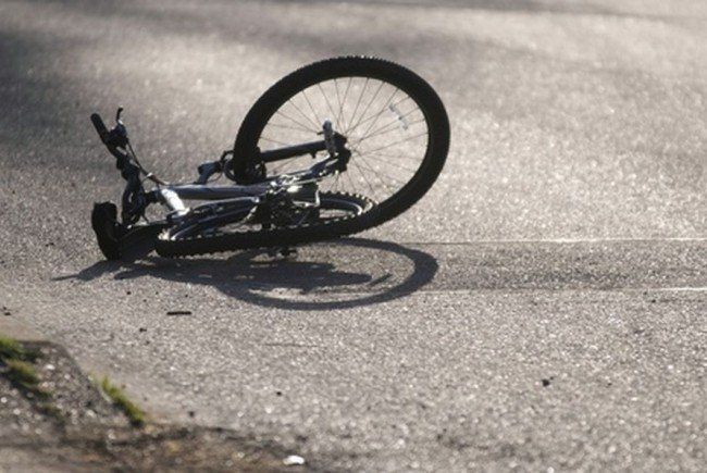 Biciclistă acroșată pe o stradă în Focșani