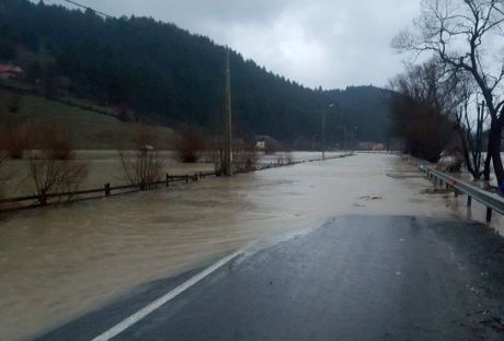 Apa a inundat DN2-E85, dinspre Adjud spre Focșani
