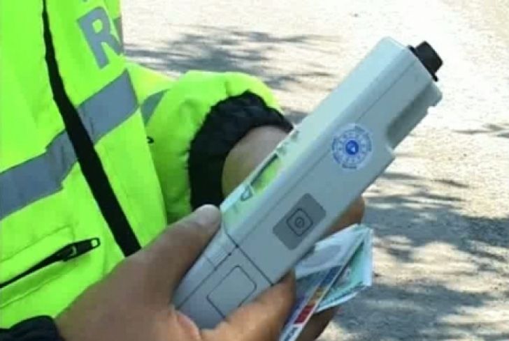 Un șofer beat criță și-a abandonat mașina în șanț și a plecat acasă