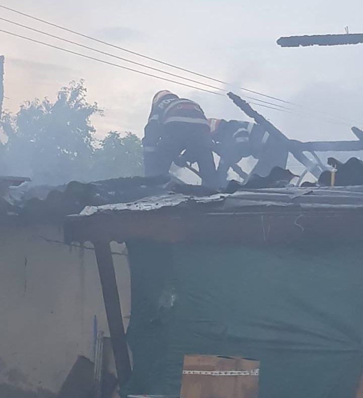FOTO  Păsări arse și pagube materiale în urma incendiului de la Panciu