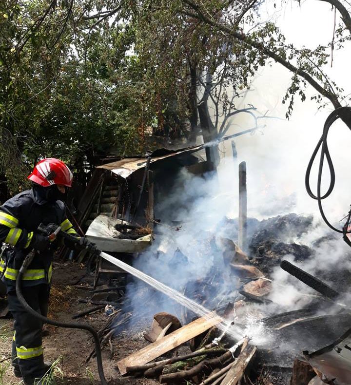 ULTIMA ORĂ  Incendiu la acoperișul unei case din Petrești