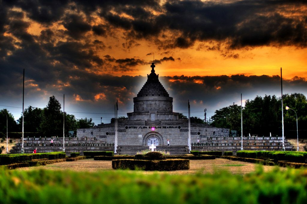 Mausoleul Mărășești, în beznă. S-au rupt 3 conductori de înaltă tensiune