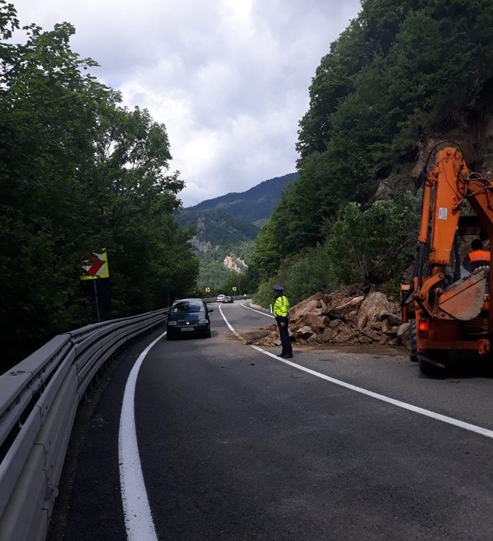 Se circulă pe ambele sensuri pe DN 2D, la Lepșa. Stâncile căzute au fost îndepărtate