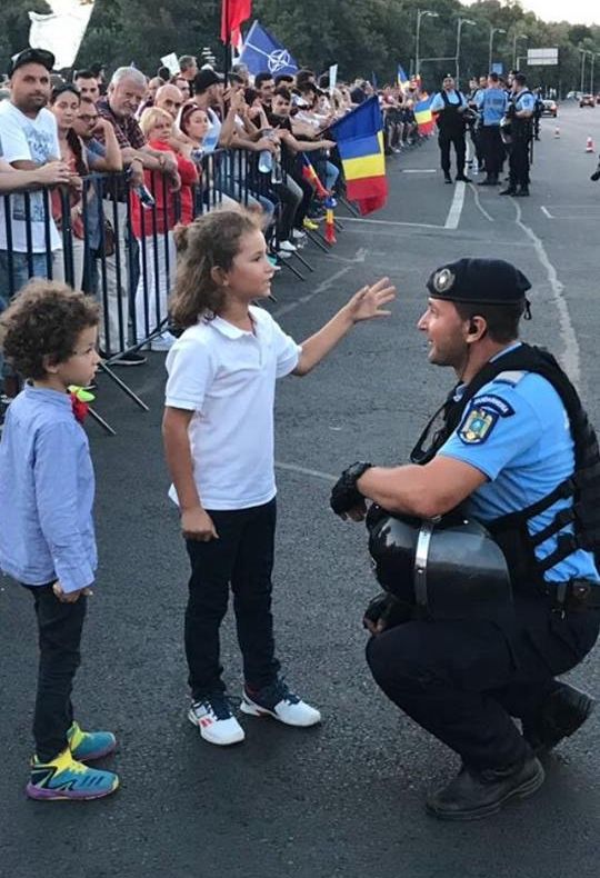 INTERVIU EXCLUSIV I Mama copiilor folosiți de jandarmi pentru PR pozitiv: mi-au folosit copiii abuziv! Nu au avut acordul meu pentru folosirea fotografiei