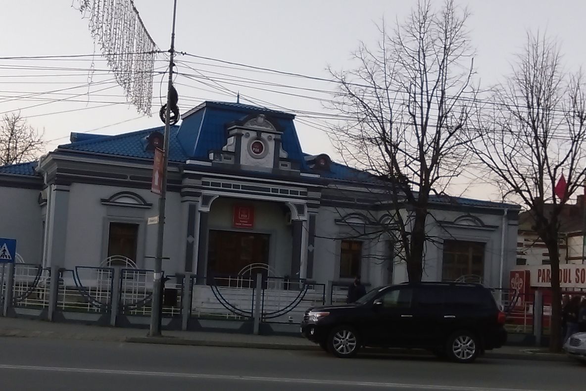 ULTIMA ORĂ Cocktail Molotov aruncat în sediul PSD Vrancea din Focșani