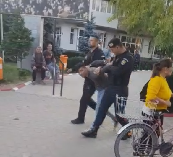 VIDEO Doi frați au sărit cu toporul la polițiști, în Odobești. Oamenii legii au fost la un pas să folosească armamentul din dotare