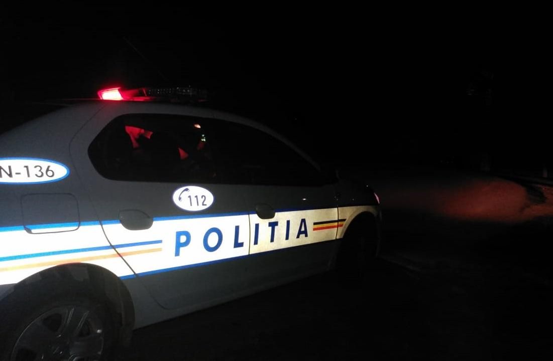 Bucureștean împotmolit cu mașina în nisip, pe malul Putnei, salvat de forțele MAI