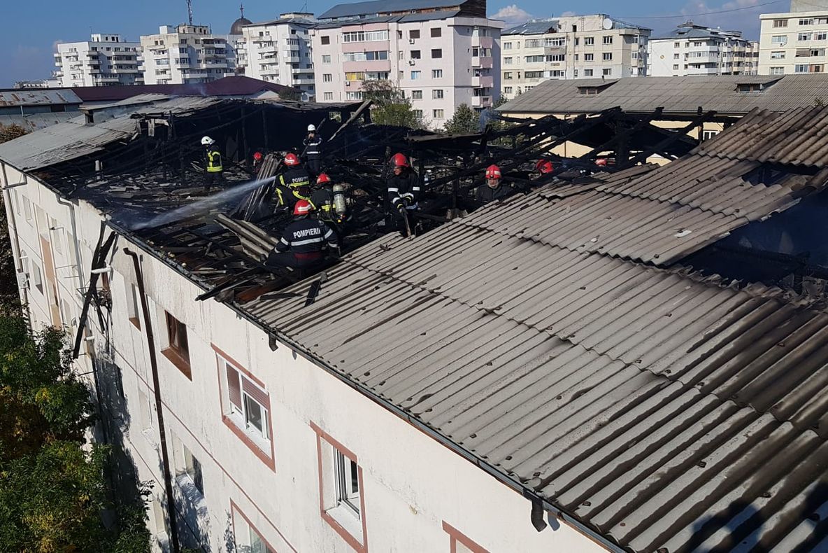 Cauza probabilă a incendiului de ieri, din centrul Focșaniului este un scurt-circuit electric