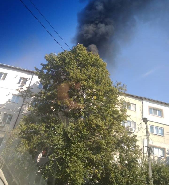 VIDEO Incendiu puternic la mansarda unui bloc de pe Strada Teiului din Focșani