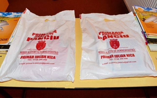 Primarul PSD din Panciu își face campanie cu rechizitele elevilor și preșcolarilor. A împărțit la grădiniță pungi cu numărul său de telefon