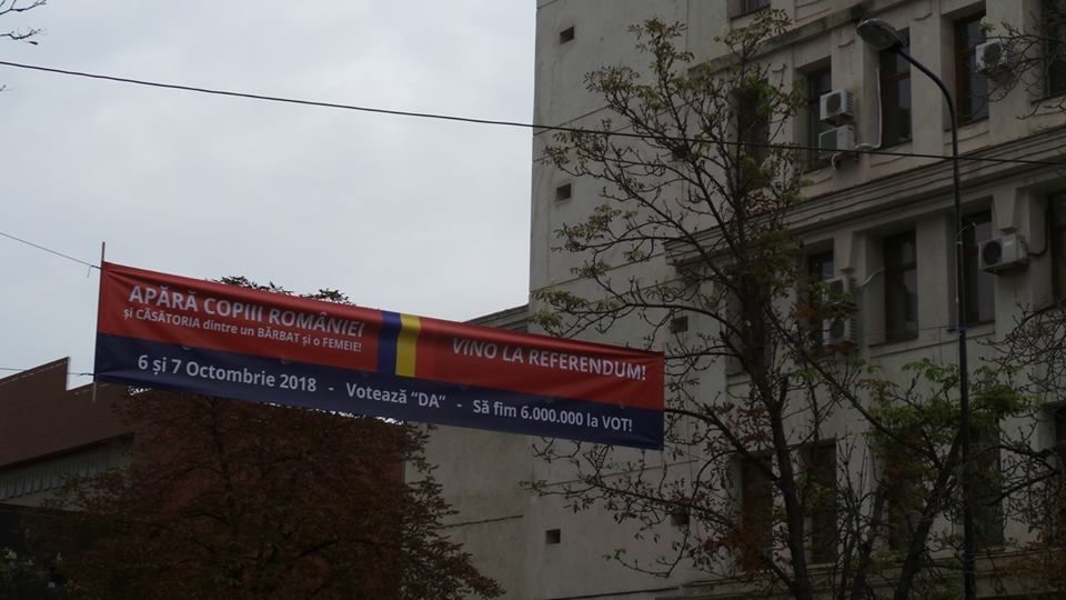 ULTIMA ORĂ  Primăria trebuie să dea jos bannerele pro-referendum, amplasate ilegal în oraș