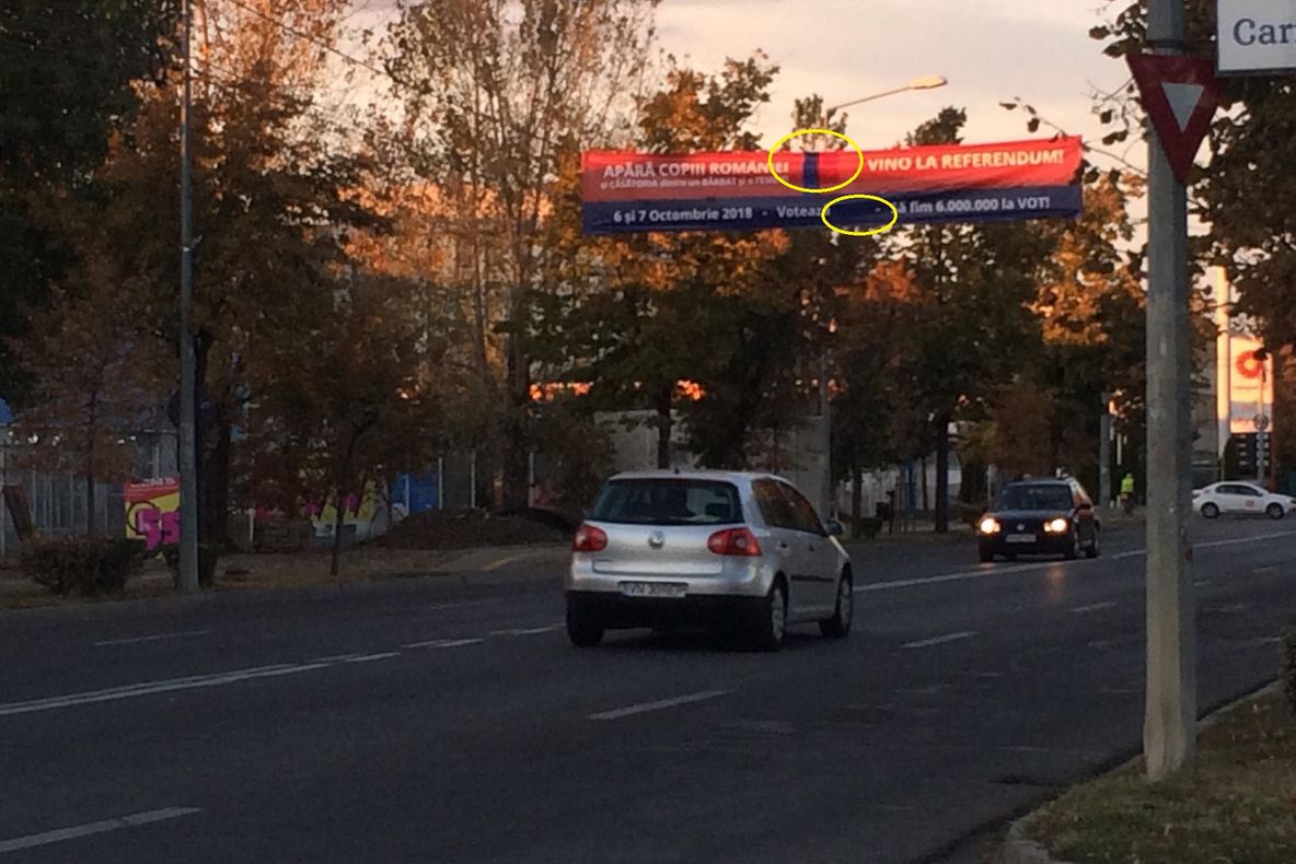 Susținătorii referendumului au vopsit bannerele din Focșani pentru a nu se mai supune legii electorale