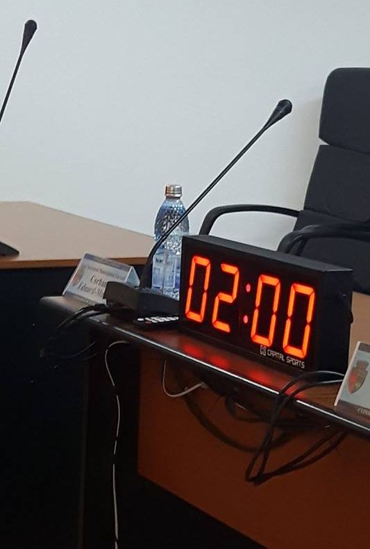DICTATURA MAJORITĂȚII: Primarul Misăilă cronometrează Opoziția cu un ceas, ca să nu vorbească mai mult de 2 minute la un proiect