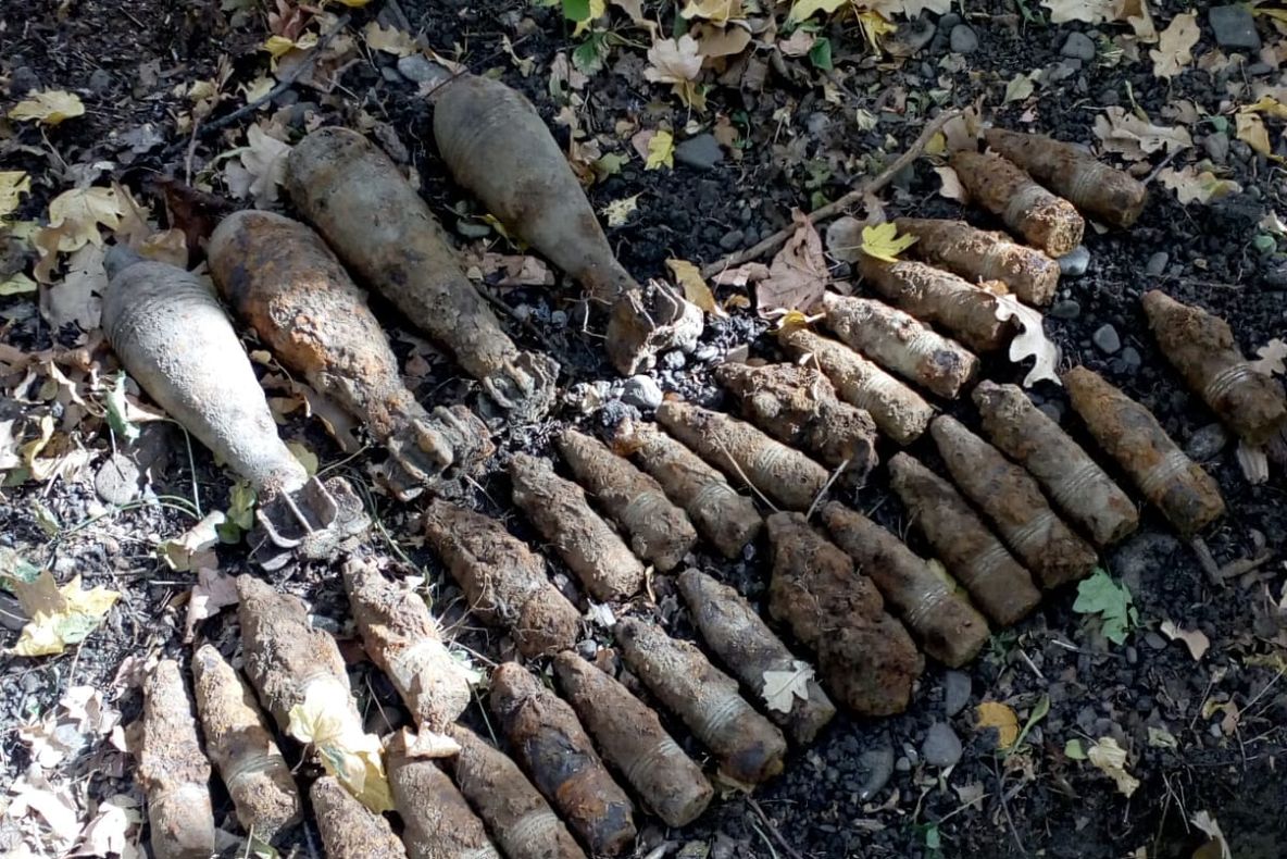 Bombe și zeci de proiectile găsite cu detectoarele de metale în Crângul Petrești