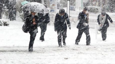 AVERTIZARE METEO: se întorc ninsorile, la noapte, în toată țara. Vineri revine gerul