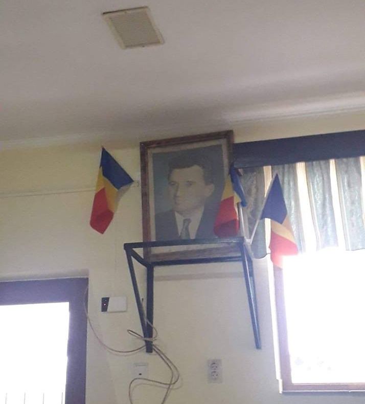 În comuna Răcoasa, portretul dictatorului Ceaușescu e pus la loc de cinste, vis-a-vis de primărie