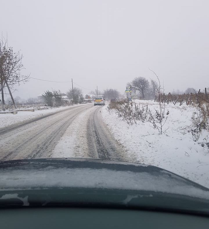 Zăpada se depune pe drumurile județene. Niciun utilaj nu intervine