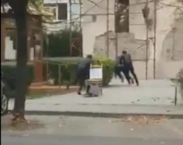 VIDEO Trei tineri au spart cutia milei de la biserica din Obor și au furat banii pentru acoperiș