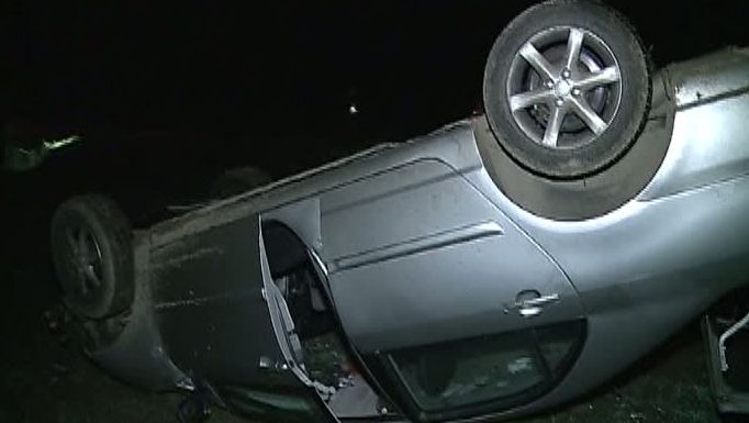 A intrat cu viteză într-o curbă și s-a răsturnat cu mașina