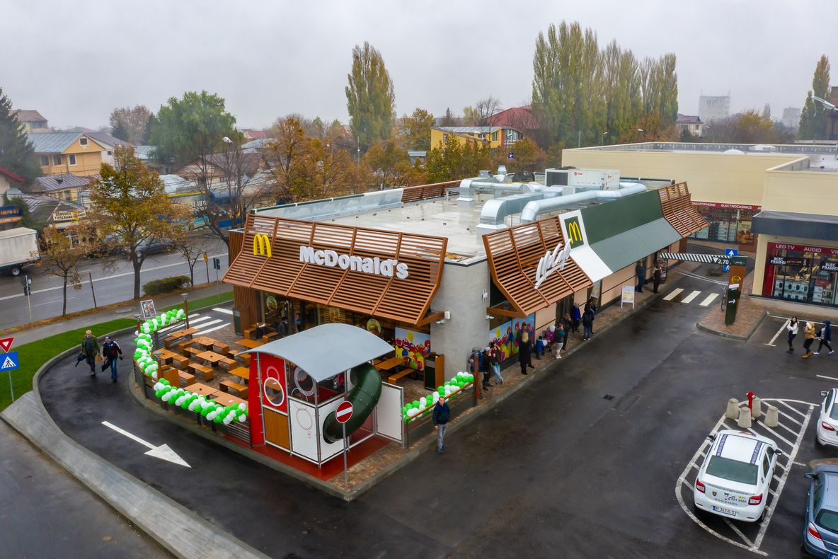 VIDEO Coadă ca pe vremea lui Ceaușescu, în miez de noapte, la McDonalds Focșani