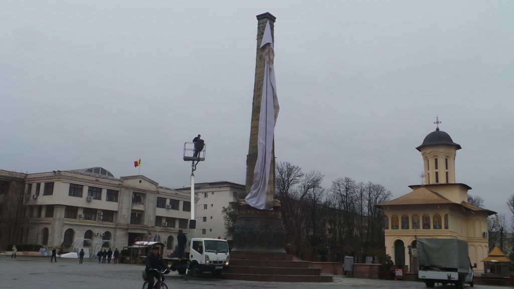 După ce a promis că repară Obeliscul până pe 1 Decembrie, primarul Misăilă l-a acoperit cu o prelată