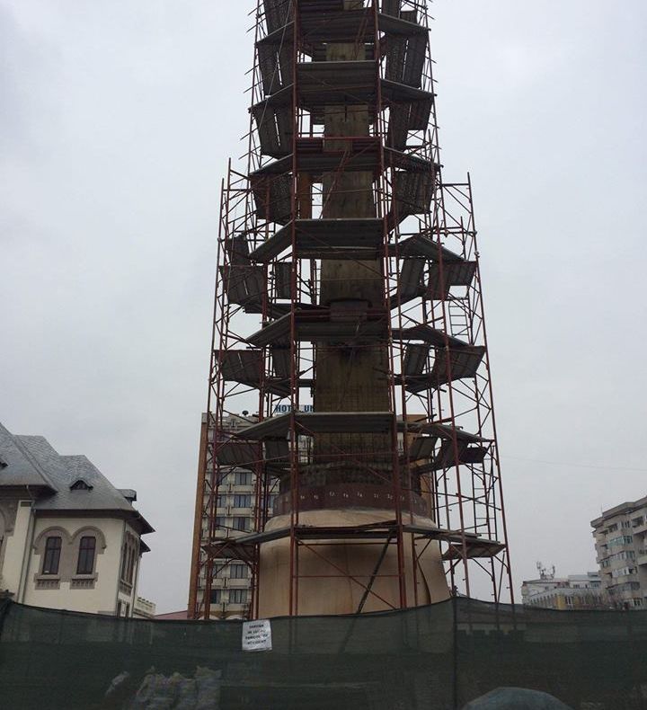 ÎN PUR STIL PSD: Obeliscul din Piața Unirii din Focșani nu e reabilitat nici acum, deși termenul de finalizare a lucrărilor expiră azi