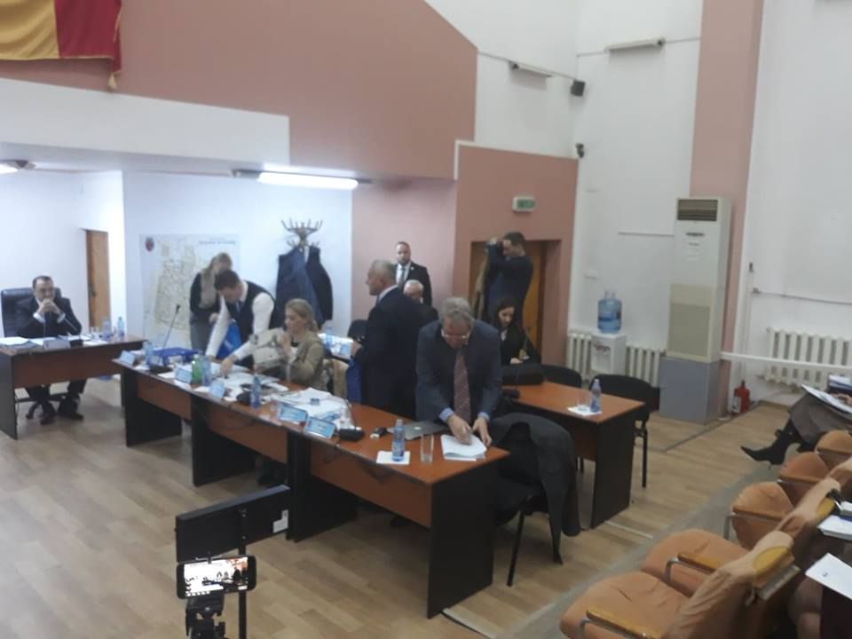 Consilierii locali din opoziție au plecat din sala de ședințe după ce i s-a interzis lui Costel Bîrsan să mai vorbească