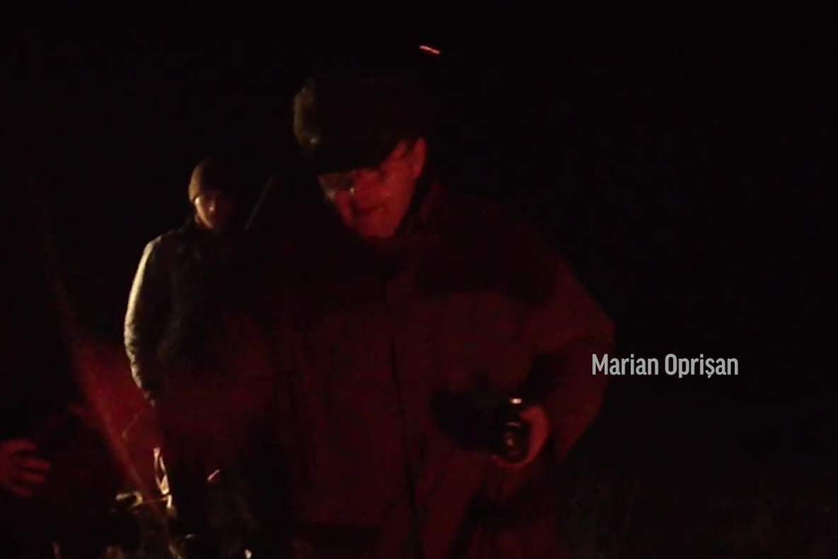 VALIZA RISE PROJECT Marian Oprișan filmat cum bătea cu nuiaua la fund un vânător și râdea când câinii sfâșiau o vulpe