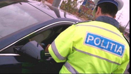 Dosare penale după ce un adult și-a dat mașina pe mâna unui adolescent