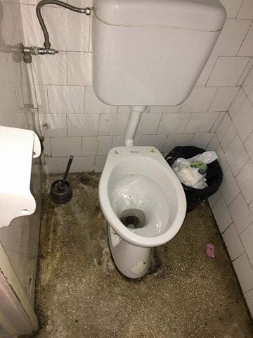 VIDEO Imagini dezolante din Spitalul Focșani - secția TBC: igrasie, găuri în pereți, saltele pătate de sânge, băi fără lumină