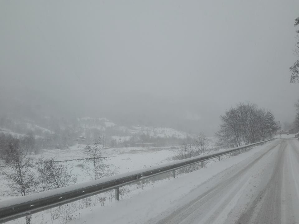 Ninge până diseară în Vrancea. Marți și miercuri vor fi precipitații mixte