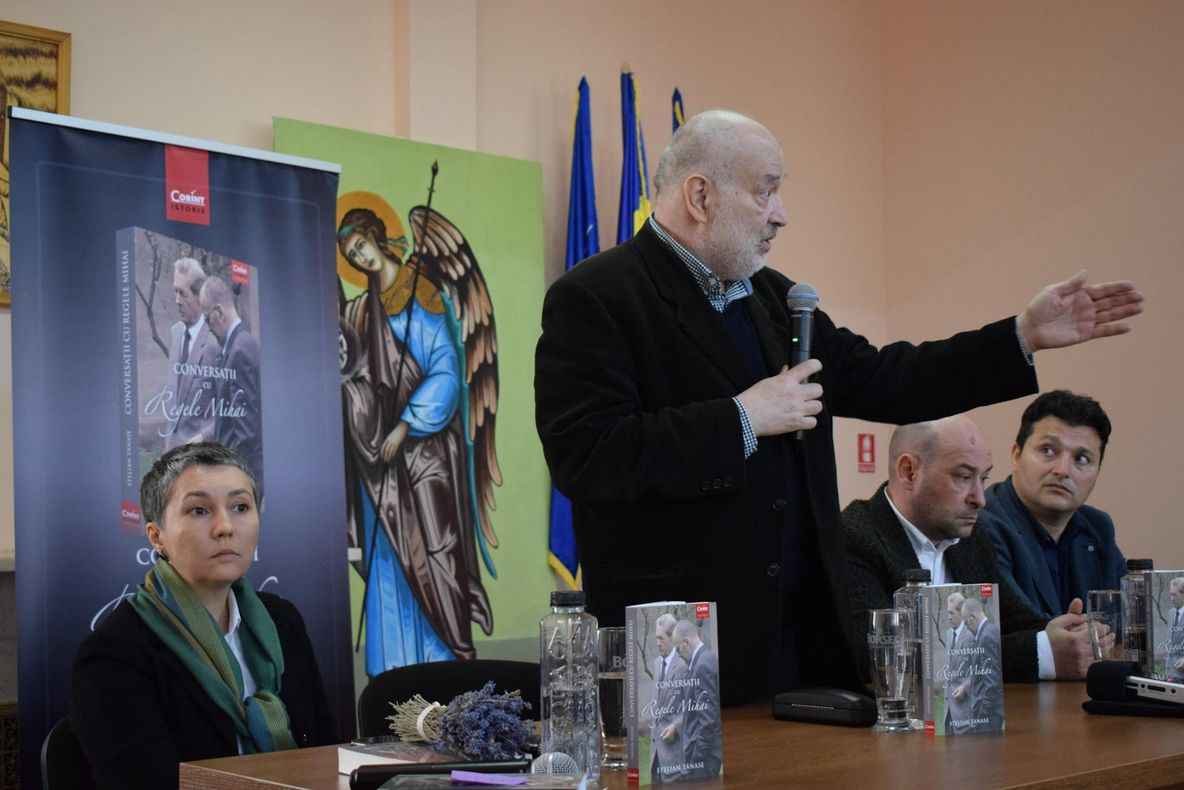 VIDEO Publicistul Stelian Tănase și-a lansat cartea "Conversații cu Regele Mihai" la Focșani. Interviu cu autorul