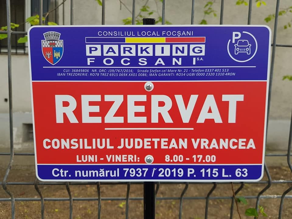 Slugărnicia lui Misăilă nu mai are limite: toată parcarea din spatele Hotelului Unirea, rezervată CJ-ului lui Oprișan