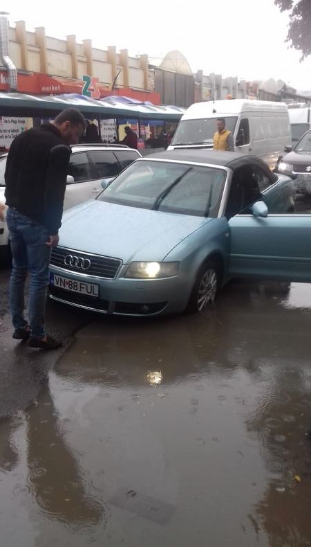 ÎNDRĂZNEȘTE SĂ CREZI ÎN MISĂILĂ - PSD - focșănenii și-au rupt autoturismele în craterul mascat de apă din Piața Moldovei