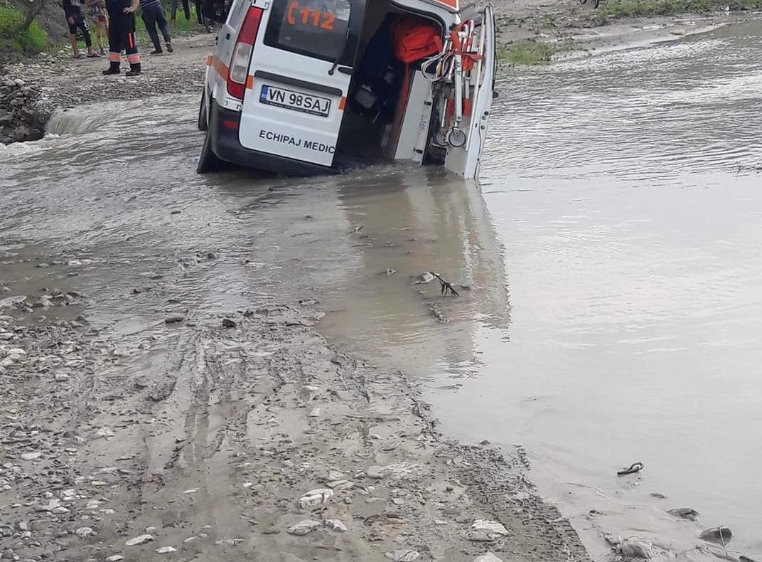 FOTO   Ambulanță blocată în noroaie, la Jitia