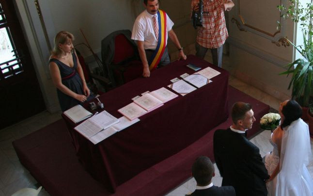 INEDIT La Teatrul Focșani, nunțile se vor oficia cu polițiștii în coasta mirilor. Angajații sunt bătuți, deseori, de nuntași