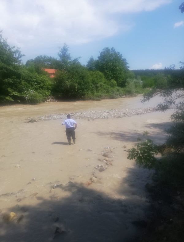 ULTIMA ORĂ Bărbatul luat de viitură la Tulnici a fost găsit mort la Negrilești