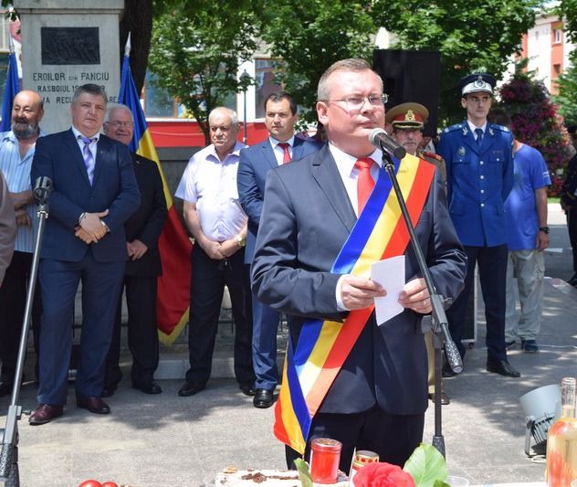 Percheziții la Primăria Panciu. Primarul Nica s-a baricadat în birou