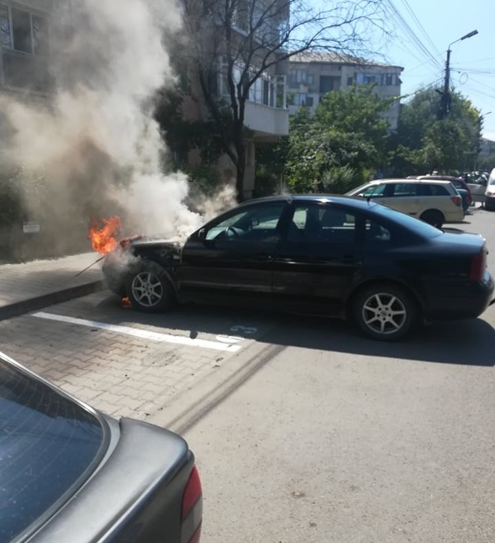 FOTO   O mașină a luat foc într-o parcare din Focșani