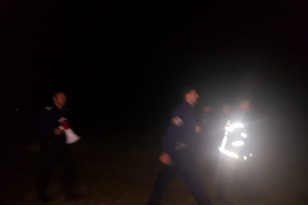 L-a prins noaptea la cules de ghebe și a fost găsit de polițiști și jandarmi