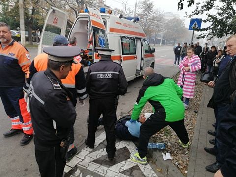 FOTO  Bărbat bătut pe stradă, în fața Spitalului Județean din Focșani