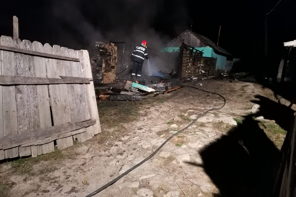 FOTO   Gospodărie arsă, la Gura Caliței. Proprietarului i s-a făcut rău