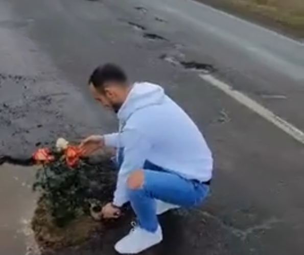 VIDEO Trandafiri plantați simbolic pe DN 23 A - Gologanu - Bordeasca, Vrancea