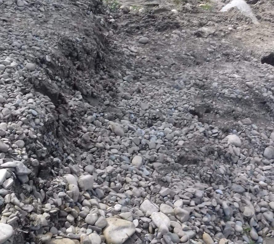 FOTO   Bătrâni, bolnavi și copii, izolați la Dealu Lung, de jumătate de an, din cauza surpării drumului județean