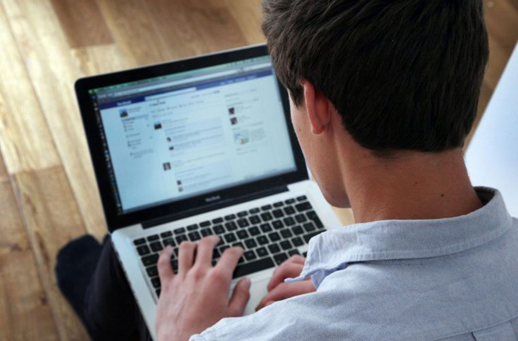 Le cerea fetelor poze compromițătoare și apoi le șantaja