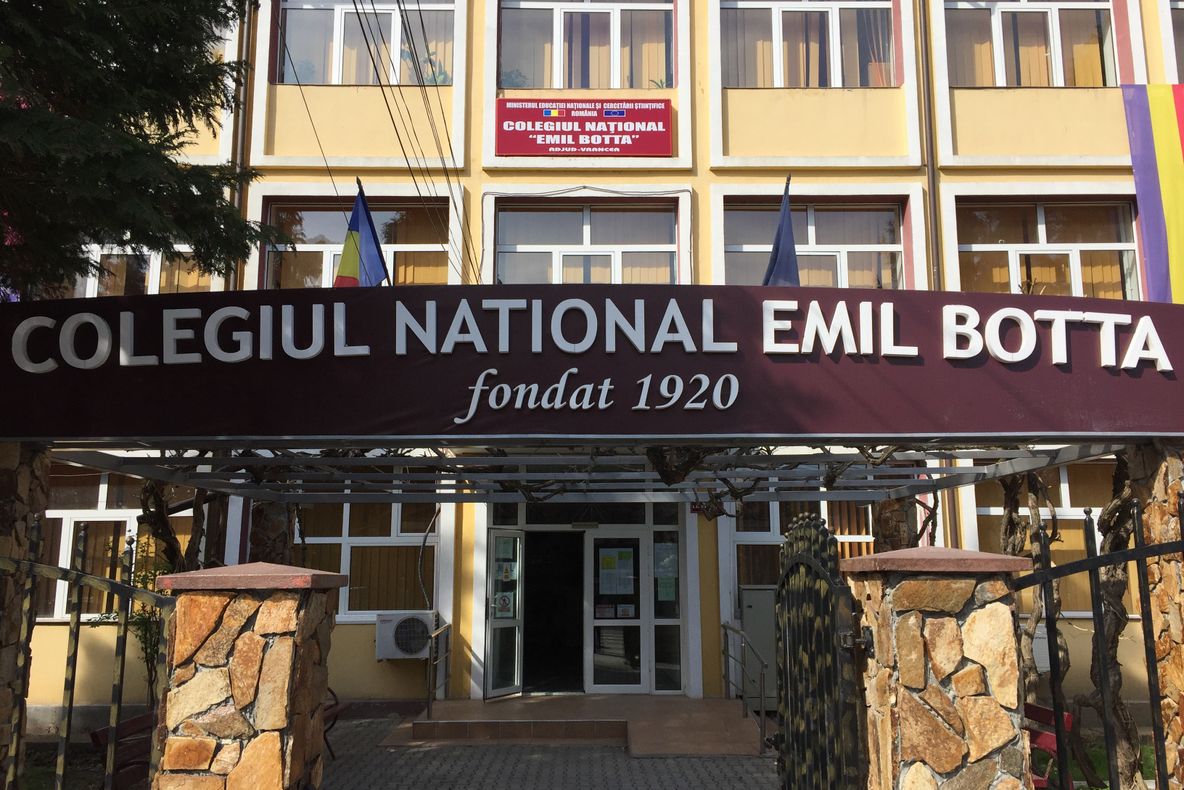 Un nou scandal la Colegiul "Emil Botta" din Adjud. O elevă de 16 ani își acuză profesorul de hărțuire sexuală
