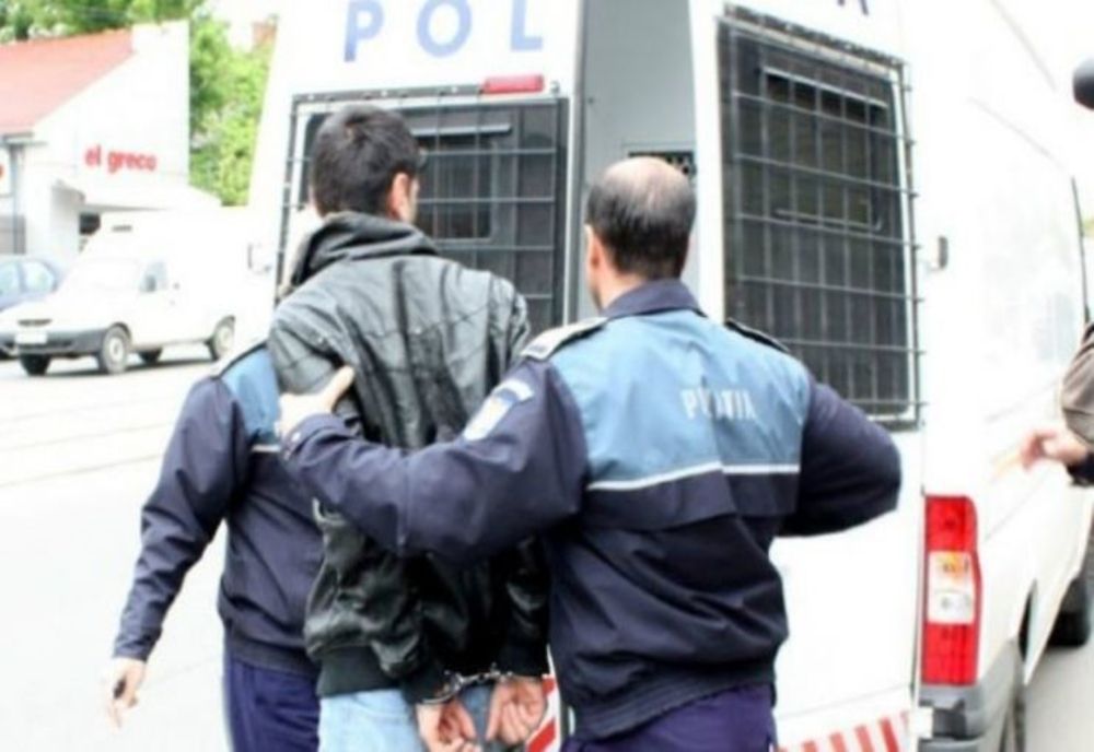 L-a urmărit Poliția până a intrat în gardul unei case, beat fiind și fără permis, cu mașina