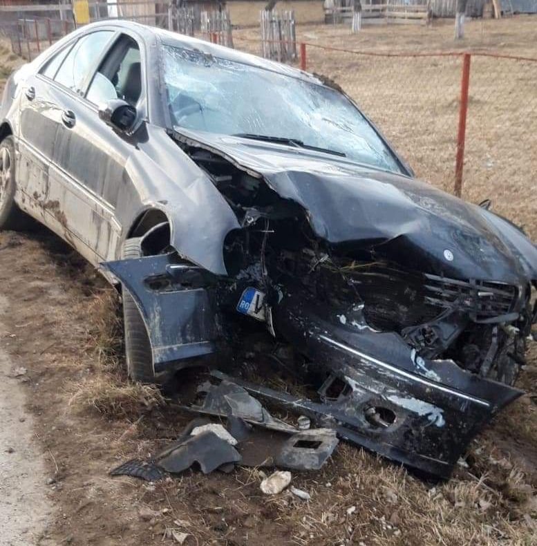 Tânăr beat și cu permisul suspendat s-a răsturnat cu mașina în șanț și a fugit