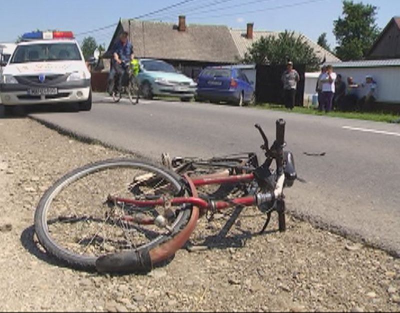 Biciclist cu alcoolemie "de comă" - record, a intrat într-un autoturism